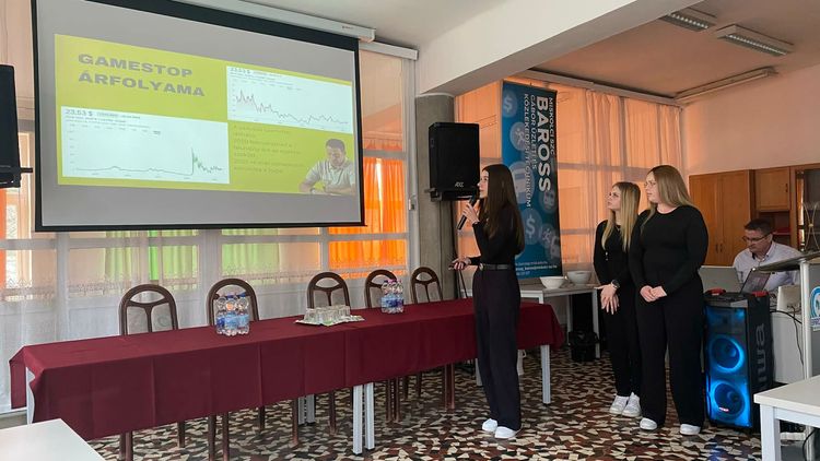 Pénzügyek a filmvásznon – ezüstérmes lett csapatunk!