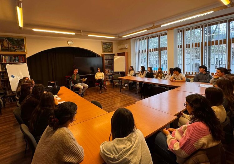 Inspiráló találkozás a könyvtárban – beszélgetés Szabó Biankával, iskolánk egykori diákjával