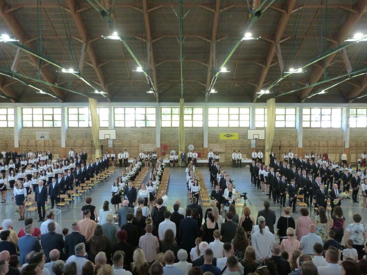 Méltóságteljes ballagás a TFG-ben! 